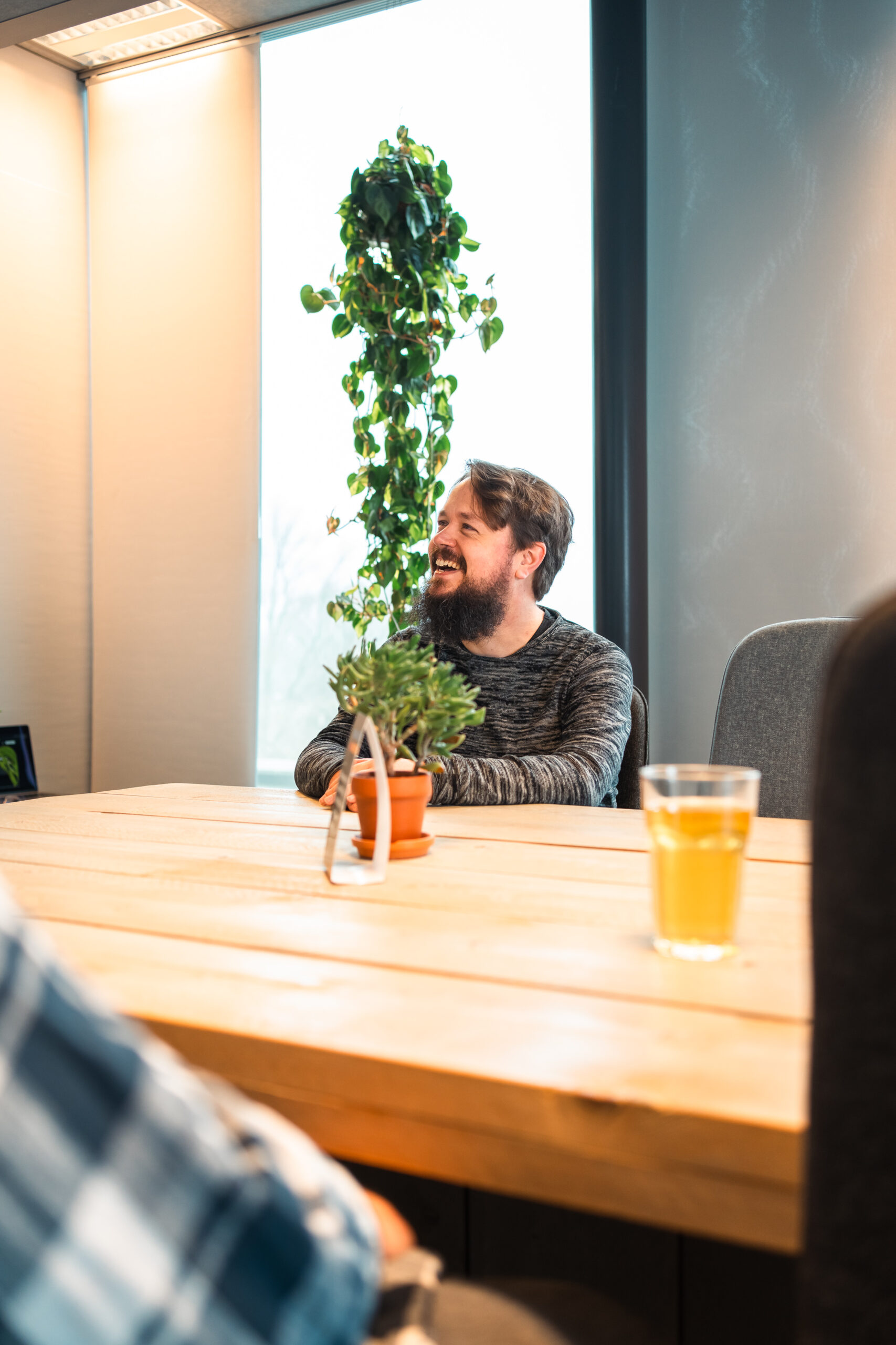 Lachende medewerker software door back to code